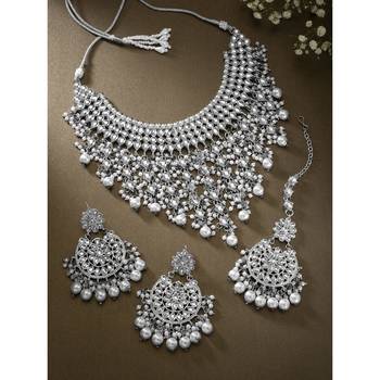 Aheli traditional kundan & pearl drop choker necklace earring set with maang tikka for women 1