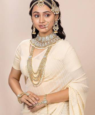 Aheli traditional gold plated kundan dulhan bridal jewellery set with choker earrings maang tikka hathphool for women 2