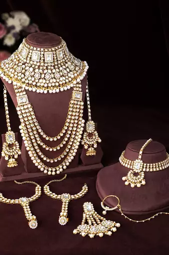 Aheli traditional gold plated kundan dulhan bridal jewellery set with choker earrings maang tikka hathphool for women