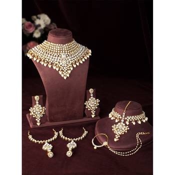 Aheli kundan bridal choker necklace earrings maangtikka nathiya haathpanja traditional jewellery set for women 2