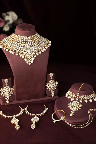 Aheli kundan bridal choker necklace earrings maangtikka nathiya haathpanja traditional jewellery set for women