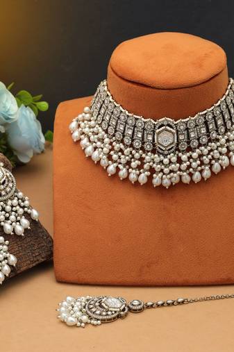 White color choker kundan necklace set