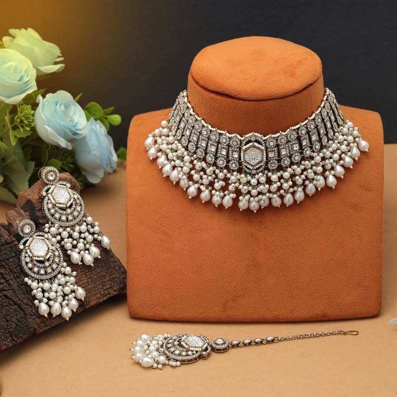 White color choker kundan necklace set