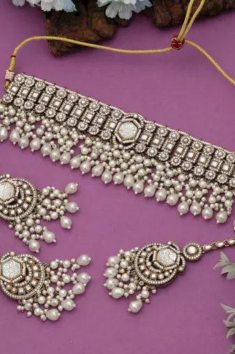 White color choker kundan necklace set