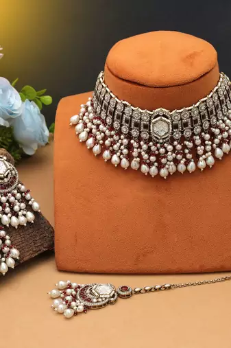 Maroon color choker kundan necklace set