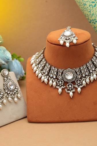 White color kundan necklace set