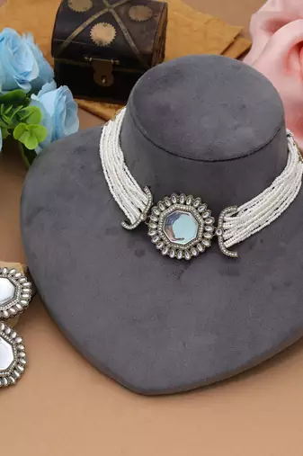 White color choker kundan necklace set