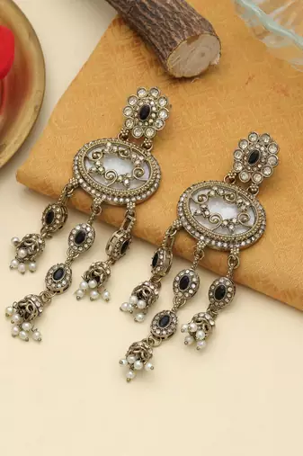 Black color kundan earrings