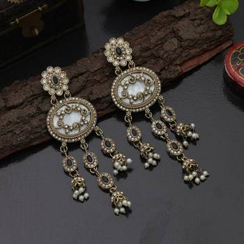 Black color kundan earrings 2