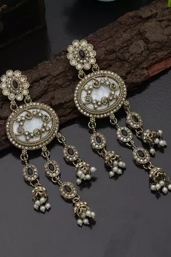 Black color kundan earrings