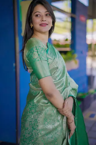 Green floral & paisley kanchipuram silk saree with blouse