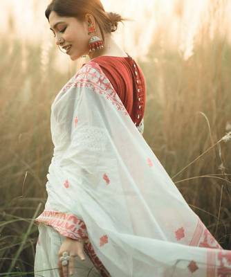 white cotton cotton saree with woven bengali design 3