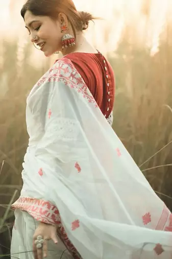 white cotton cotton saree with woven bengali design