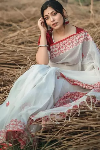 white cotton cotton saree with woven bengali design