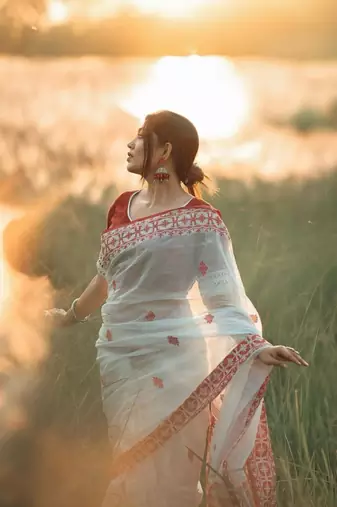white cotton cotton saree with woven bengali design