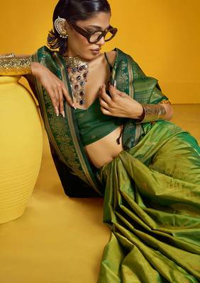 green pure silk blend handloom zari weaving saree with blouse 4