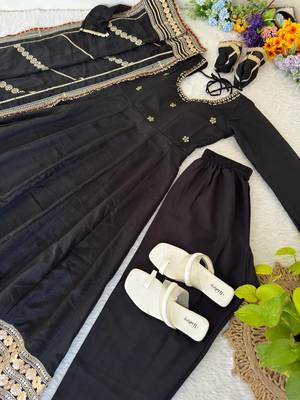 Womens fancy silk heavy quality fabric with handwork gown set 2