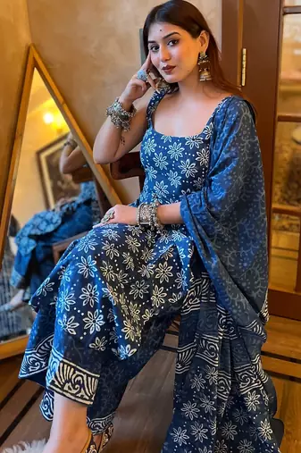 Women Printed Regular Kurta with Palazzos & With Dupatta