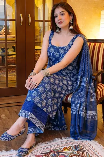 Women Printed Regular Kurta with Palazzos & With Dupatta