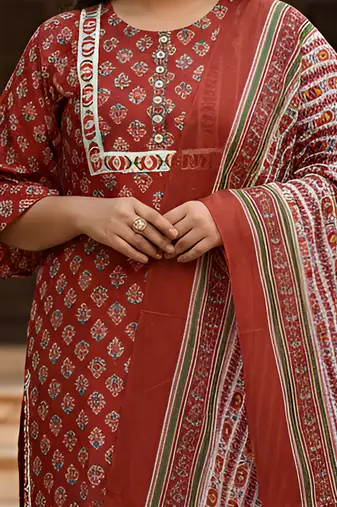 Women   s rayon floral print straight kurta & printed pants with dupatta set (maroon)