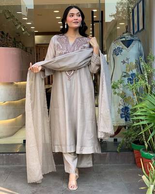 Women Ethnic Motifs Embroidered Regular Thread Work Kurta with Trousers & With Dupatta 5