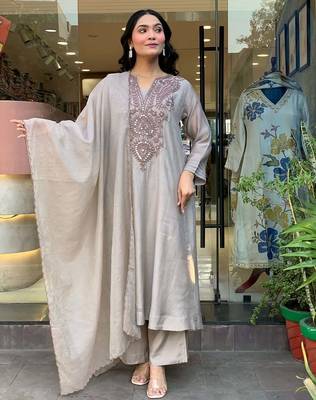 Women Ethnic Motifs Embroidered Regular Thread Work Kurta with Trousers & With Dupatta 7