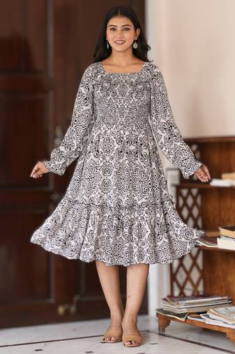 Women’s polyester printed dress square neck, long sleeve, a-line knee-length dress