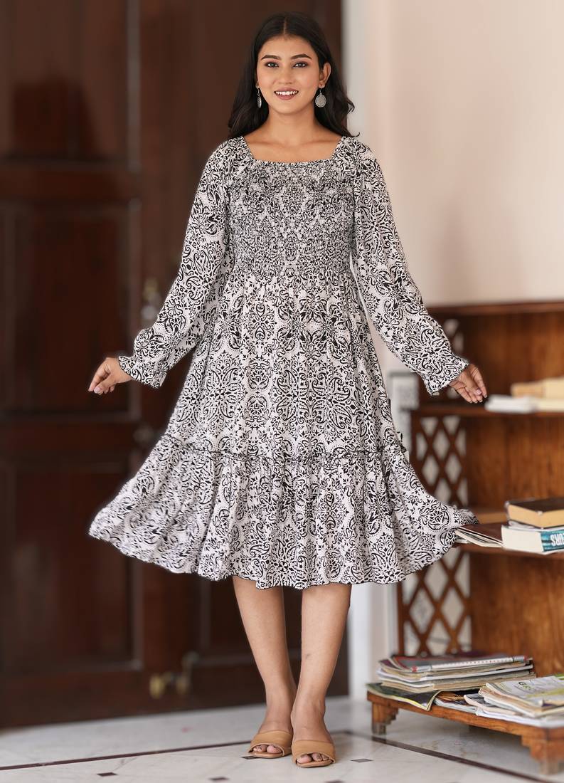 Women’s polyester printed dress square neck, long sleeve, a-line knee-length dress
