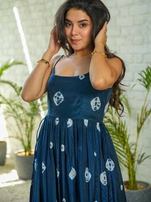 Women Dyed Regular Kurta with Trousers 3