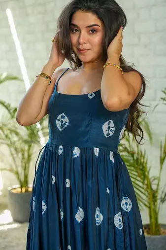 Women Dyed Regular Kurta with Trousers