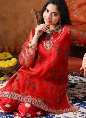 Red organza embroidered kurta set 4