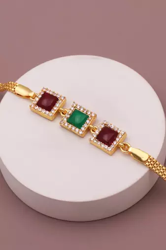 gold metal bracelet with clasp chain design