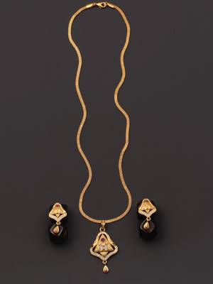 gold-plated pendant set with classic diamond work 1