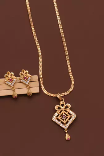 gold-plated pendant set with classic diamond work