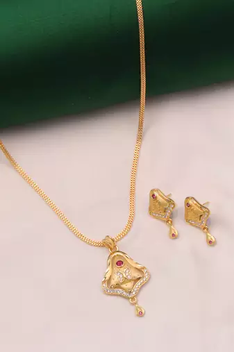 gold-plated pendant set with classic diamond work