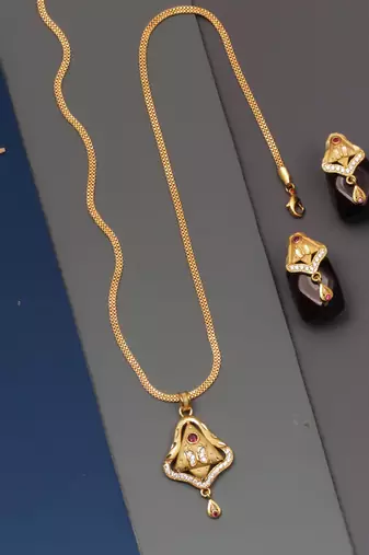 gold-plated pendant set with classic diamond work