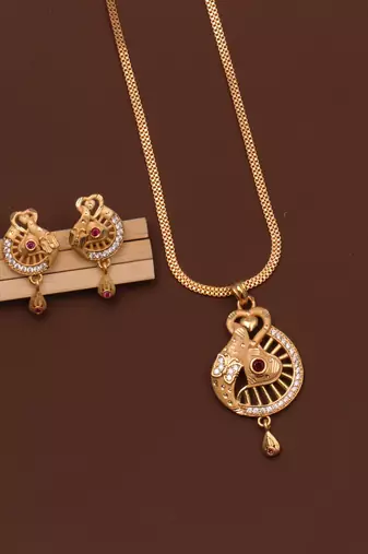 gold-plated pendant set with diamond work
