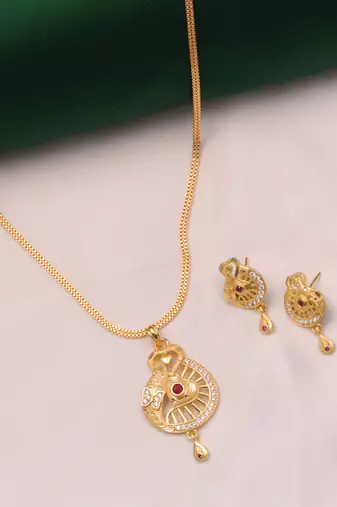 gold-plated pendant set with diamond work