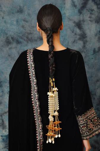 Gold plated white pearl parandi