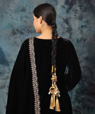 gold crystal parandi with classic mirror work design 1