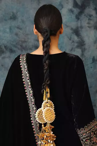 Gold plated white pearl parandi