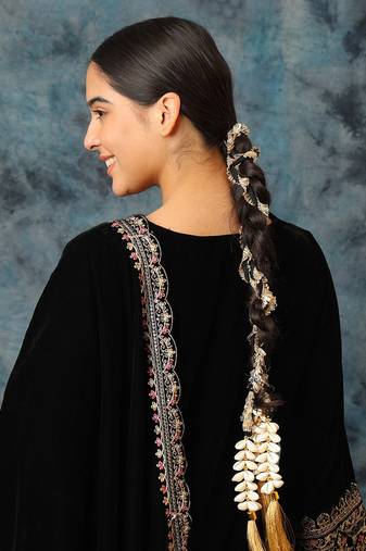 Gold plated shell tassel white parandi