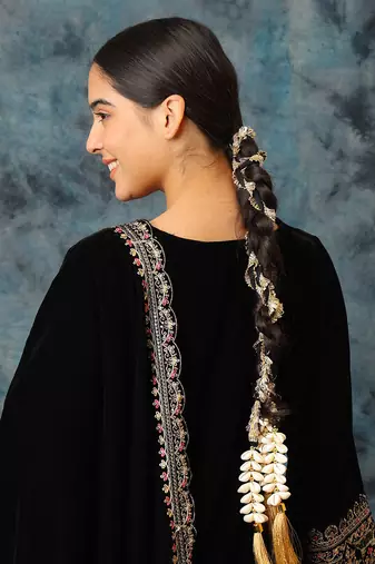 Gold plated shell tassel white parandi