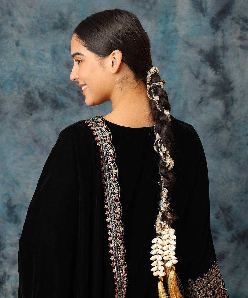 Gold plated shell tassel white parandi