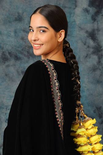 Gold plated yellow floral parandi