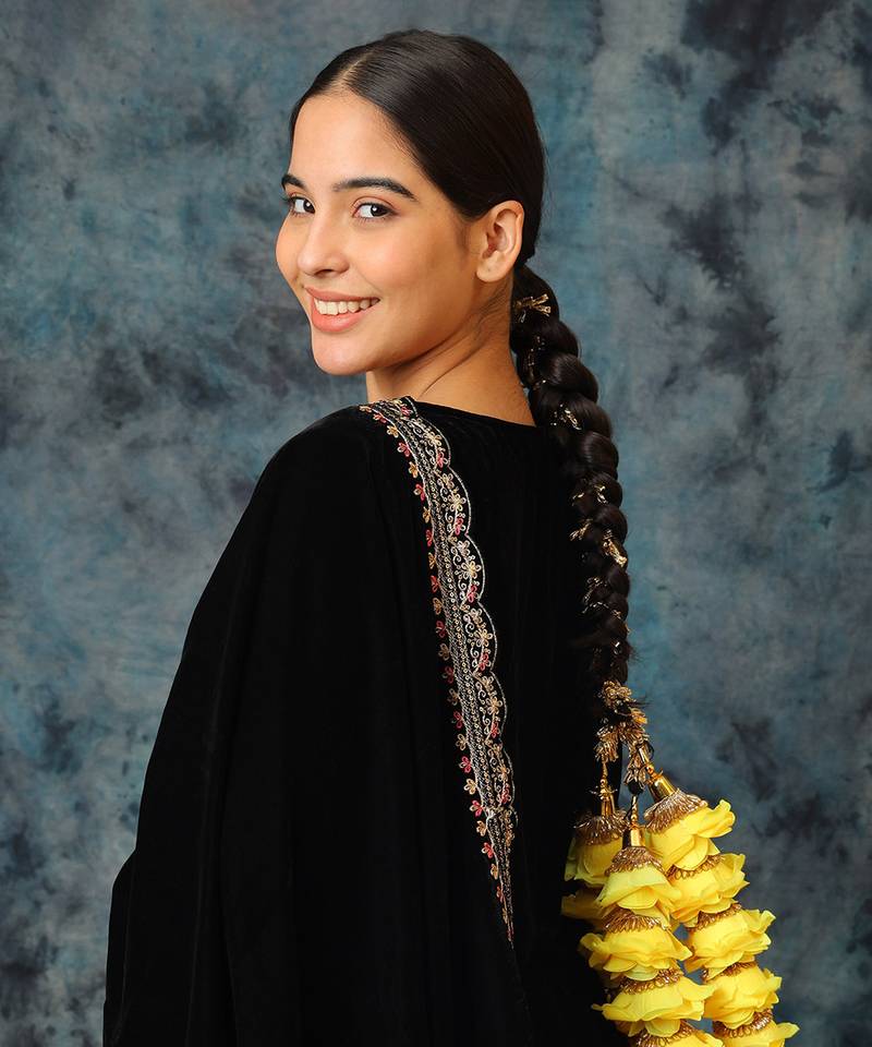 Gold plated yellow floral parandi