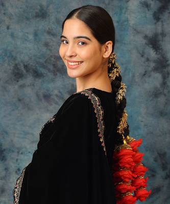 red crystal parandi with gold plated floral pearl design
 1