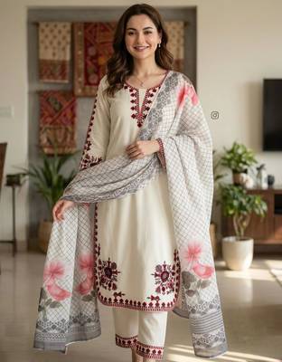 cream satin kurta set with floral embroidery 3