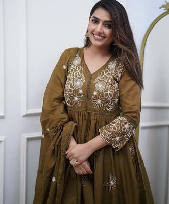 Women Floral Embroidered Panelled Thread Work Kurta with Trousers & With Dupatta 2