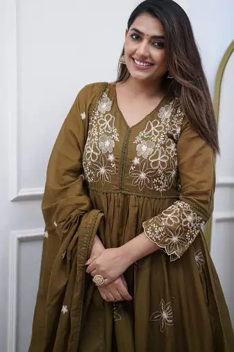 Women Floral Embroidered Panelled Thread Work Kurta with Trousers & With Dupatta